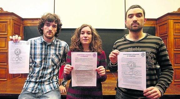 Jorge Fernández, Lidia Pérez y Álvaro Villegas, con su propuesta de reglamento de Permanencia. 