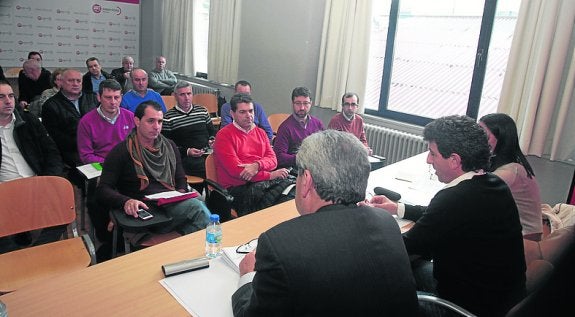 Jesús Gutiérrez, junto a Graciano Torre, ante los alcaldes. :: j. m. pardo