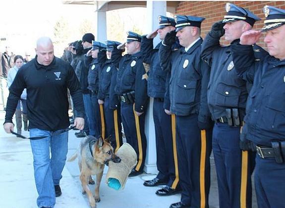 Emotiva despedida a un perro policía antes de ser sacrificado