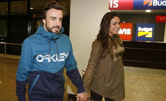 Fernando Alonso, a su llegada al aeropuerto de Asturias con su novia, la presentadora gijonesa Lara Álvarez.