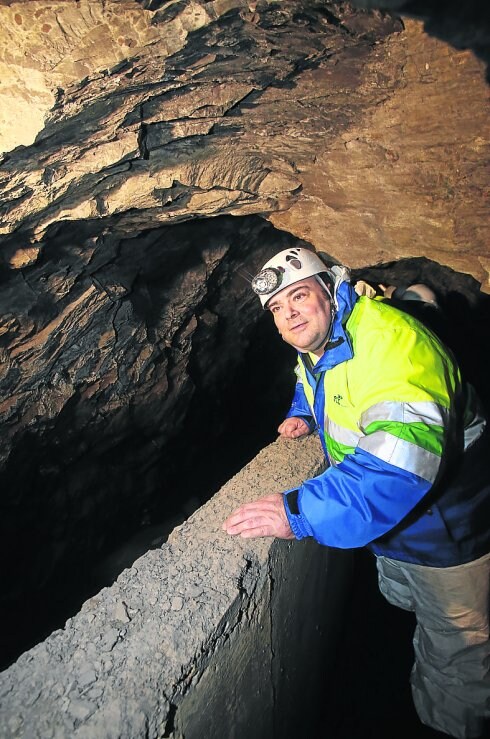 El alcalde durante la vista al túnel. :: alex piña