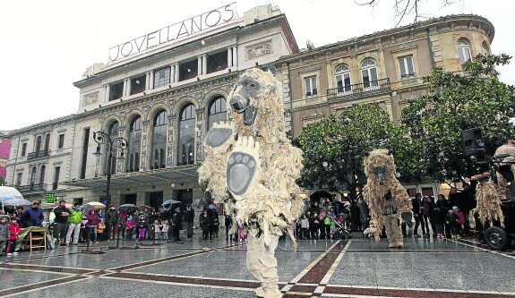 'Osos del Pirineo', de Tutatis Producciones Teatrales, se representó frente al Teatro Jovellanos, pese a la lluvia. :: jorge peteiro