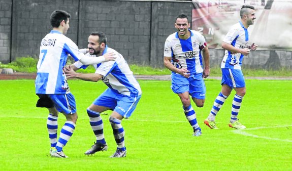 Pascual, Geni y Omar celebran un gol de Jandro, que es con tres el máximo anotador de la actual plantilla blanquiazul. :: marieta