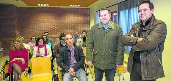 Juan Antonio de Lara, de pie, en el centro, fue elegido ayer presidente de la agrupación gijonesa de Movimiento Red. :: daniel mora