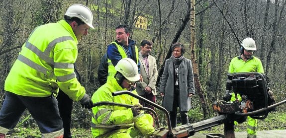 La regidora langreana inspeccionó ayer las obras de mantenimiento del tren minero de Samuño :: m. v.