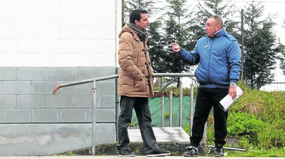 Josu Uribe charla el pasado lunes en Miranda con el director deportivo del Real Avilés, José Manuel Barla. :: marieta