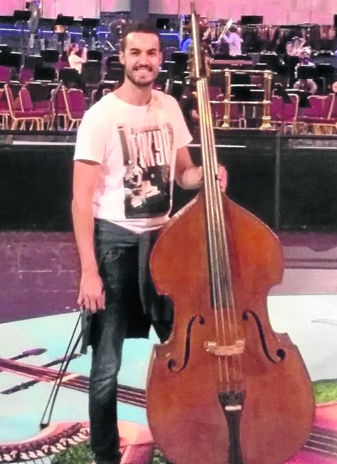 Enrique, con su instrumento musical.  