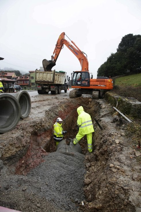 Los operarios trabajan en la obra de canalización de La Franca. 