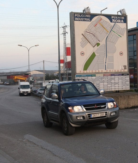 Entrada del polígono industrial de Puente Nora, situado entre Lugones y Oviedo :: pablo nosti