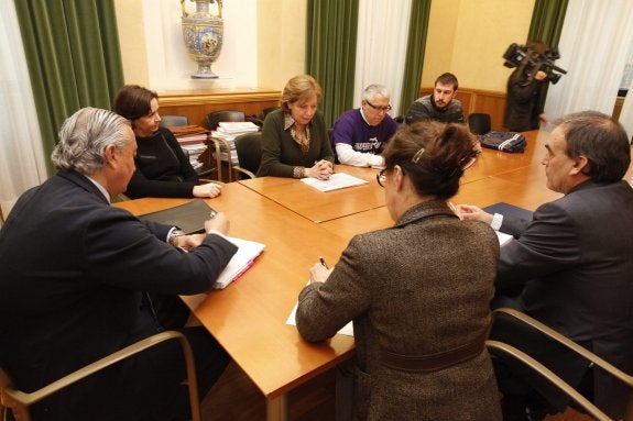 Tita Caravera, Juan José López y Adrián Arias, representantes de la plataforma, con Gómez-Pomar, Moriyón, Fernández y Niño.