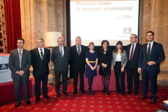 Foto de familia de los premiados por el IDEPA, ayer, en el Hotel de la Reconquista. :: álex piña