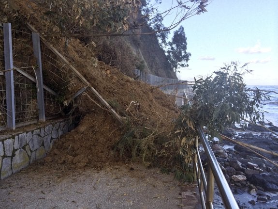 Un argayo corta el acceso a la Punta'l Pozu, al final de la playa de Santa Marina. 