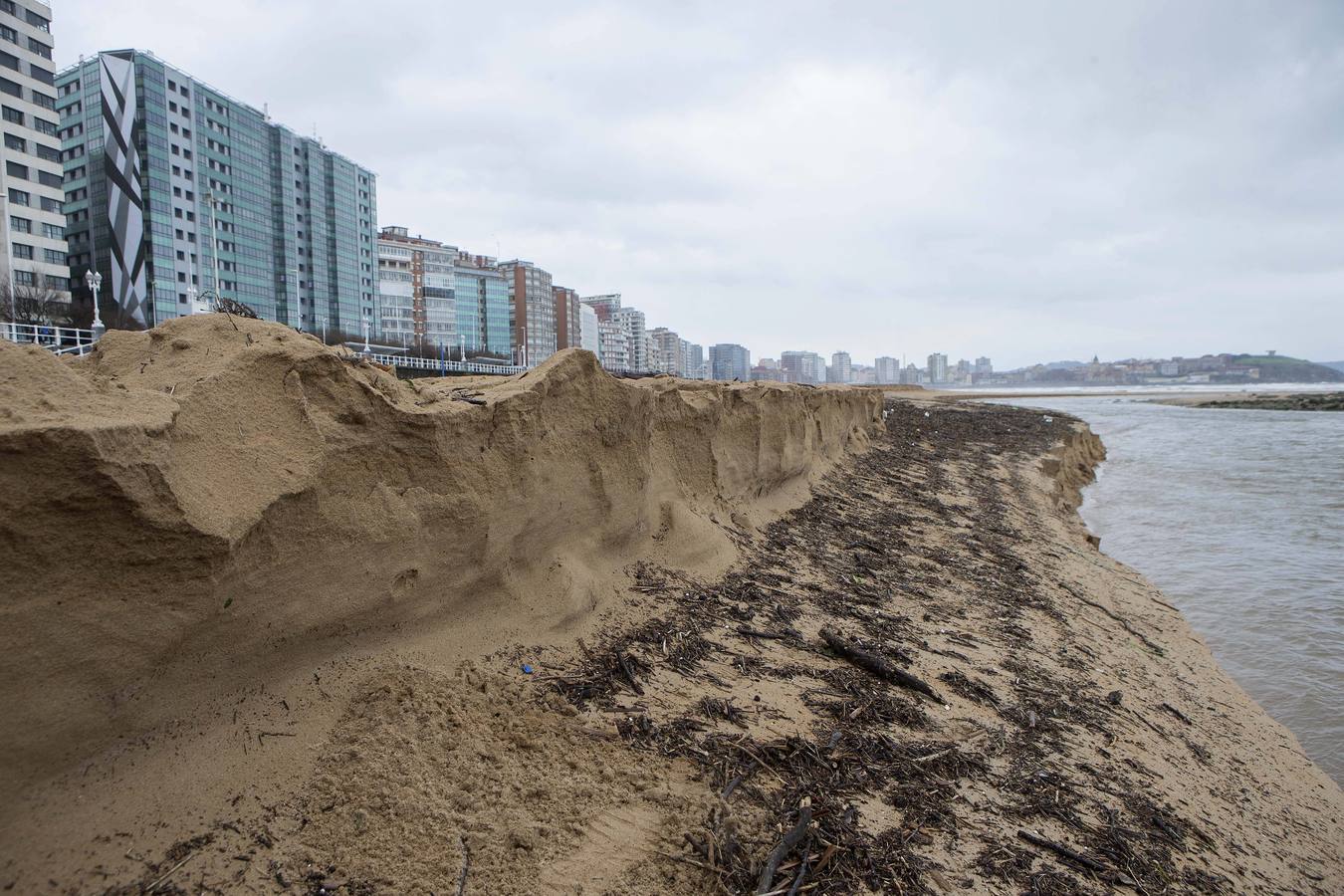 Talud de arena seca formado por la desembocadura del río Piles en la playa de San Lorenzo