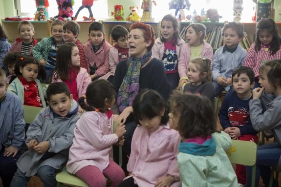 La escritora Ángeles Caso, ayer, rodeada de alumnos del colegio Tremañes. 