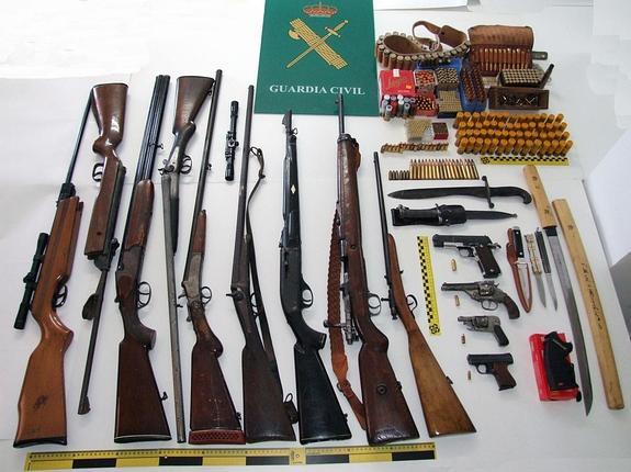 Detenidos dos asturianos por traficar con 25 armas y abundante munición