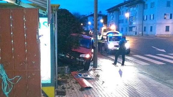 El Renault Megane, incrustrado entre un seto y una farola, a escasos metros del quiosco.