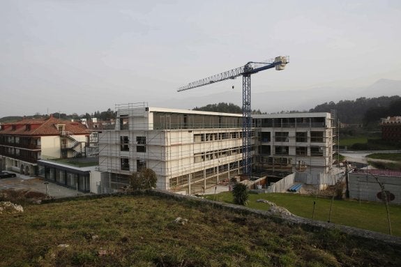 Las obras de rehabilitación y ampliación del hotel Kaype, en Barro, se encuentran paralizadas de forma preventiva por orden judicial. 