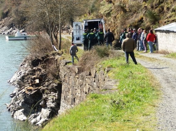 Familiares y amigos siguieron de cerca los trabajos de rescate del cuerpo, en el embalse de Salime. 