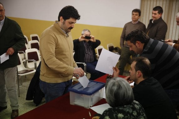 Ángel García Montes, durante la votación. 