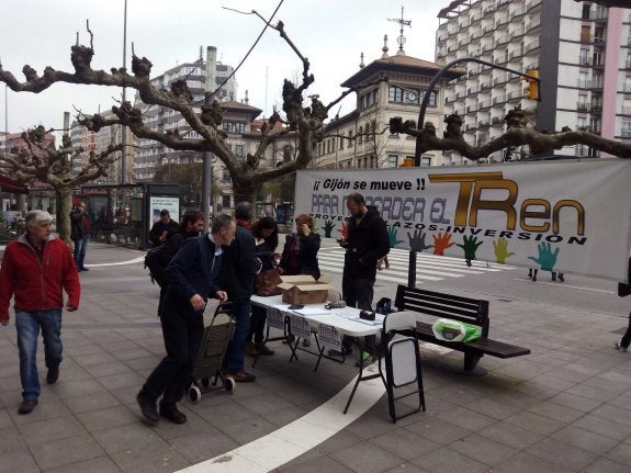 La plataforma en defensa del plan de vías instaló ayer una mesa informativa en la Acerona para la movilización de mañana. 