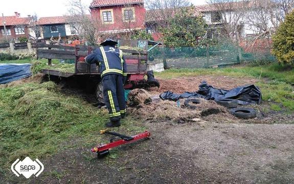 Fallece un hombre tras sufrir un accidente con su tractor en Argüeru, Villaviciosa