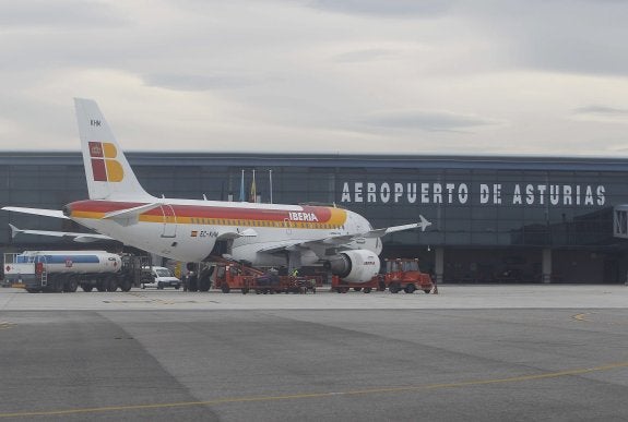 Una aeronave de Iberia, durante un momento de carga de combustible y equipaje en el aeropuerto de Asturias. 