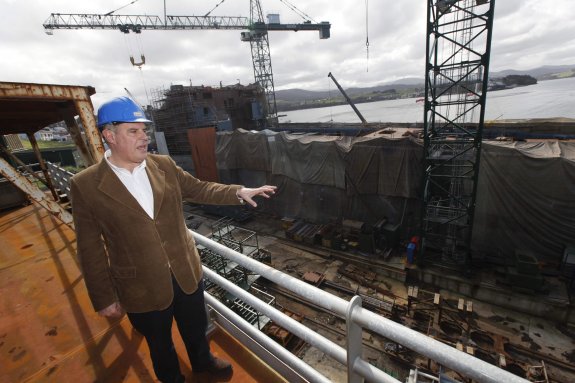 El presidente de Gondán, Álvaro Platero, observa la grada principal del astillero donde se construye el 'Stril Mar', un buque de apoyo a plataformas petrolíferas. 