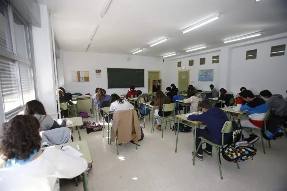 Estudiantes en clase en un centro escolar de Gijón. 