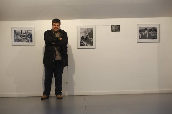 Pedro Timón, en el Barjola con sus fotos. 