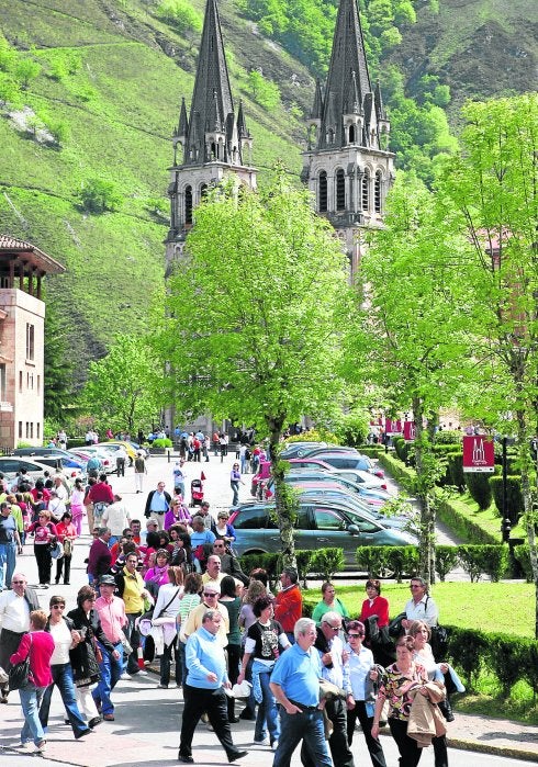 El Santuario de Covadonga, en una imagen de archivo, repleto de vehículos y personas. 