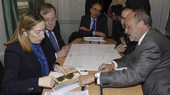 Ana Pastor, hoy, con el alcalde de Valladolid.