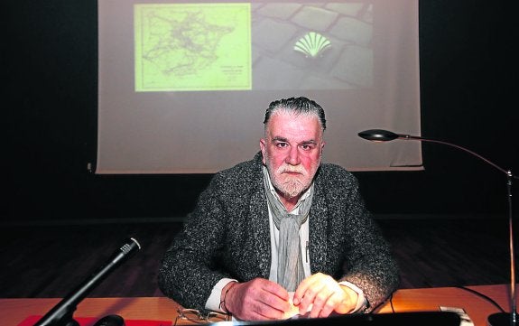 El profesor Elías Carrocera, ayer, momentos antes de impartir la conferencia. 