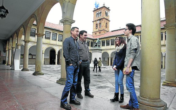 Nacho Loy, Miguel Ángel Martínez, Eva López y Pablo Rodríguez, en el patio del Edificio Histórico antes de iniciar el debate. 