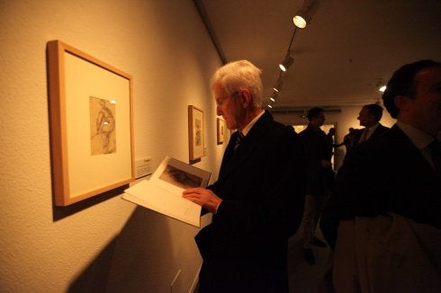 Uno de los visitantes a la exposición el día de su inauguración, el pasado 20 de febrero. 