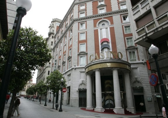 Fachada del Casino de Asturias, que abrió en 2006 en el antiguo cine Hernán Cortés. 