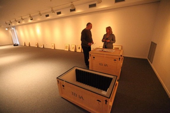 Ricardo Fernández, comisario de la exposición, y María Victoria Bescansa, durante el desmontaje y embalado de las obras. 