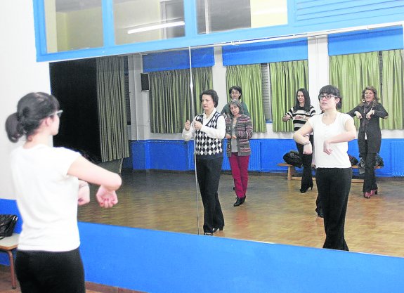 Una clase de baile en uno de los talleres de Aulas Populares. 
