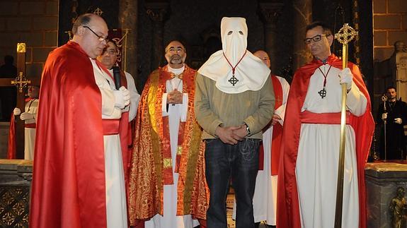 El indultado del año pasado en la iglesia de San Juan el Real durante el rito tradicional de liberación de un preso el Jueves Santo. 