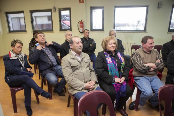 Los concejales del PSOE Pilar Pintos, Celso Ordiales y Ramón Gallego ayer en la asamblea. 