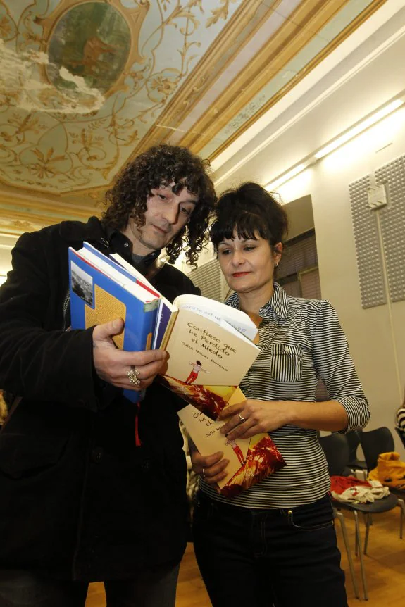 David González y Julia Navas, con el poemario. 