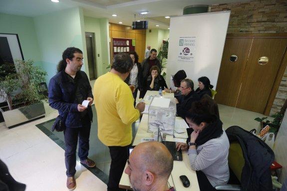 Un momento de la votación en el Ateneo de La Calzada, uno de los puntos donde se votó. 