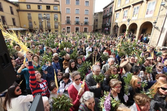 Momento en el que el público que cubría la plaza de Carlos Lobo y adyacentes levanta el ramo para recibir la bendición, otorgada por Fray Tito, el último guardián del ya clausurado convento franciscano de Avilés 