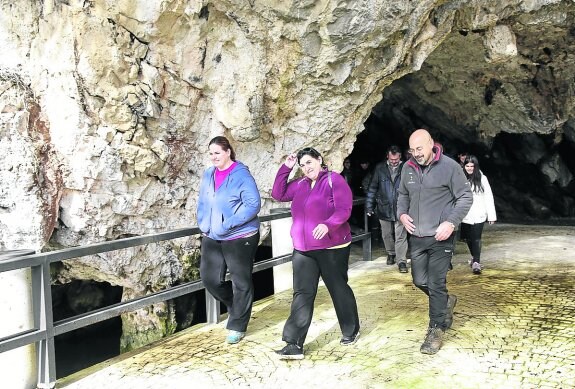 Un grupo de personas a la salida de la cueva de Tito Bustillo, tras visitar la gruta. 