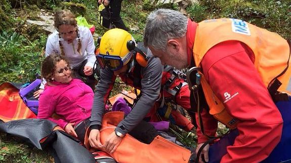 Los servicios de emergencias atienden a la mujer accidentada en Colunga. 