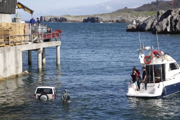 El coche, sumergido. Arriba, el rescate. 