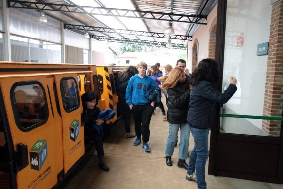 Visitantes en el tren minero, este fin de semana. 