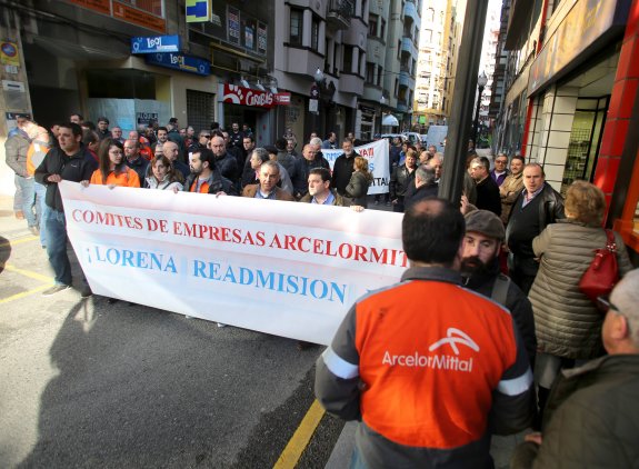El corte de tráfico, ayer, en la calle Libertad de Gijón, para apoyar a la empleada despedida. 