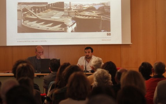 Marcos Balbín y Álvaro Portela, ayer en su charla sobre la fábrica de gas. 