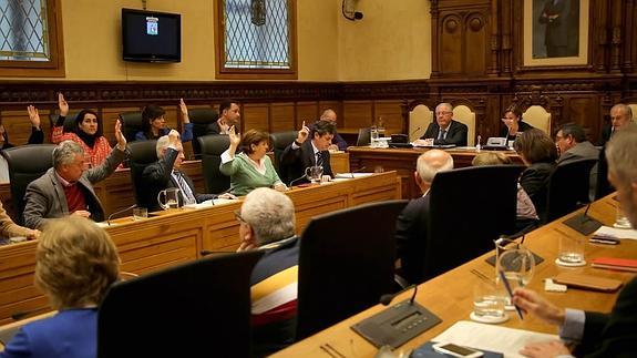 Los concejales de Foro y el PP votan a favor de la modificación presupuestaria en el Pleno de ayer.