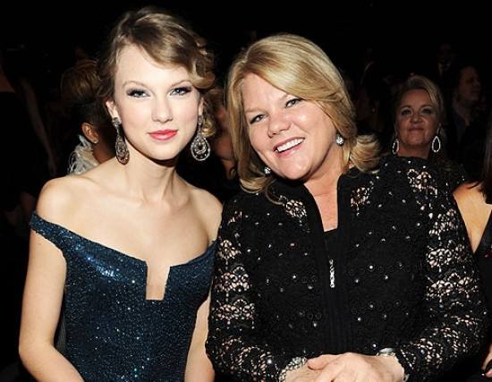 Taylor Swift junto a su madre.